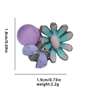 Detalle del accesorio de aleación con forma de flor, medidas 1,8x1,9 cm y peso de 2,2 g