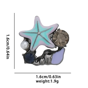Vista macro de accesorio de estrella de mar verde menta con perlas y medidas exactas