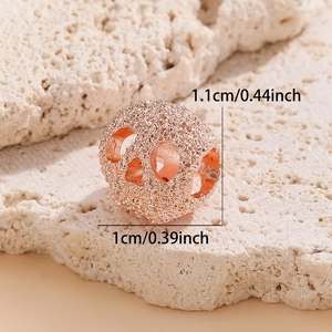 Vue macro d'une perle tête de mort en or rose avec texture dépolie pour DIY