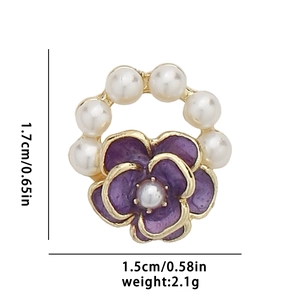 Detalle de pinza para el pelo floral con esmalte púrpura, perlas blancas y dimensiones