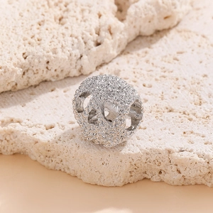 Gros plan détaillé d'une perle tête de mort en argent vintage pour bijoux personnalisés