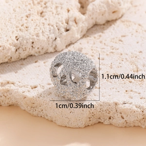 Détail de la perle crâne argentée de 1,1 cm avec texture métallique creuse pour DIY