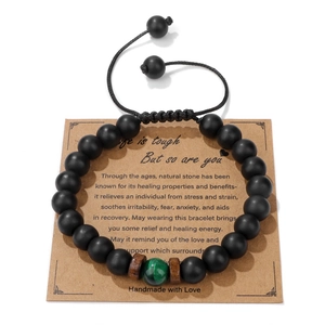 Dettaglio del bracciale di perline opache 8mm con occhio di tigre verde e cordino