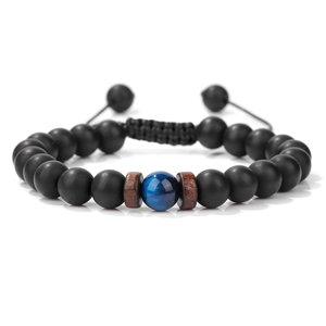 Dettaglio del bracciale intrecciato regolabile con perle nere opache e occhio di tigre blu