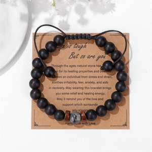 Dettaglio del bracciale di perle regolabile con perle nero opaco e pietra naturale occhio di tigre