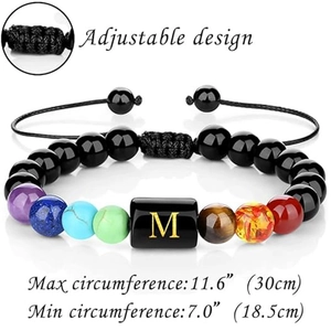 Pulsera ajustable de cuentas de piedra natural con letra M grabada y medidas