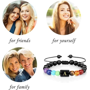 Pulsera de cuentas de energía de colores con letra A y cordón ajustable para amigos