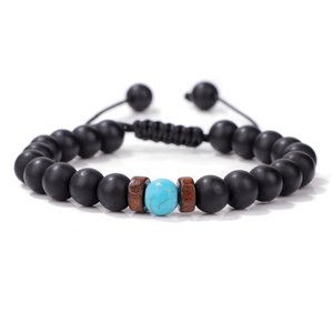 Dettaglio del bracciale a corda intrecciata con perle nere opache e pietra turchese blu