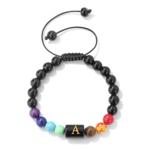 Pulsera ajustable de 7 chakras con cuentas negras y dije de letra A dorada grabada