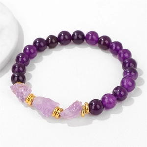 Dettaglio macro del bracciale con perline di ametista, pietre grezze e distanziali dorati