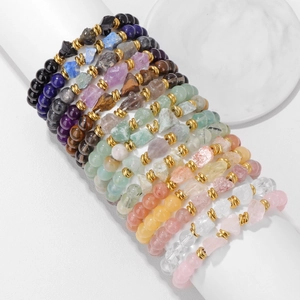 Braccialetti di perle in pietra naturale con accenti dorati su espositore bianco per gioielli