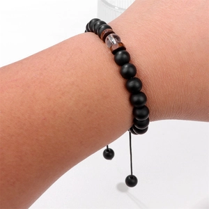 Dettaglio del bracciale con perle occhio di tigre nero opaco 8mm e cordino intrecciato regolabile