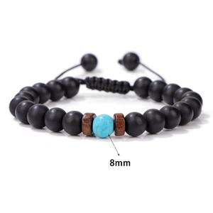 Dettaglio di perline nere opache da 8mm e pietra turchese su bracciale intrecciato
