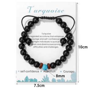 Dettaglio di perle nere opache da 8mm con accento turchese su un bracciale regolabile