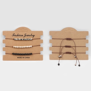 Vue détaillée de l'ensemble de trois bracelets tressés en perles de pierre naturelle