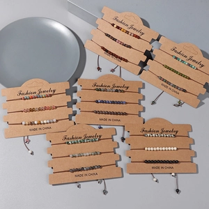 Détail de bracelets tressés en perles de pierre de 4mm sur cartes avec cordons réglables