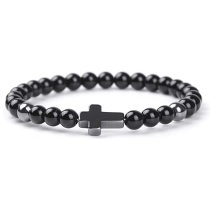 Detail eines Perlenarmbands mit Kreuzanhänger aus 6 mm Tigerauge und Hämatitsteinen