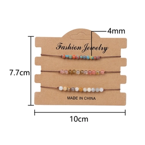 Lot de trois bracelets tressés à la main avec perles de pierre 4mm sur carte de présentation