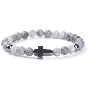 Herren Armband mit 6mm grauen Natursteinperlen und poliertem schwarzem Kreuz-Anhänger