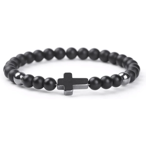 Nahaufnahme der matt schwarzen Perlen mit silbernen Akzenten und Kreuz-Charm-Armband