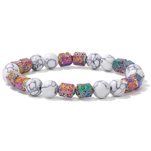 Détail des perles en marbre blanc et perles cubiques en pierre volcanique multicolores