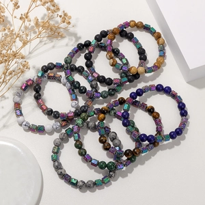 Vue détaillée de bracelets élastiques avec pierre de lave et perles œil de tigre colorées