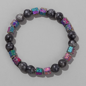 Vue détaillée du bracelet pour hommes avec pierres de lave et perles cubiques arc-en-ciel