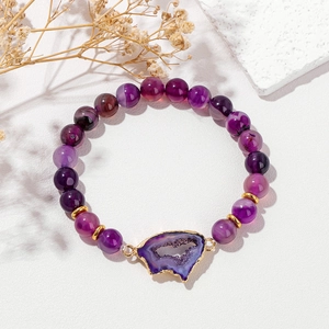 Vista detallada de pulsera de cuentas de ágata púrpura con cristal de geoda druzy dorado