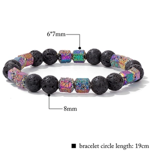 Détail macro des perles de lave de 8mm et des perles hexagonales irisées sur le bracelet