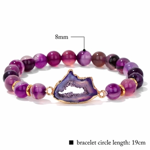Detalle de cuentas de ágata púrpura de 8mm y cristal druzy en una pulsera elástica de 19cm