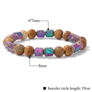 Bracelet en pierre de lave pour homme avec des perles prismatiques colorées sur fond blanc