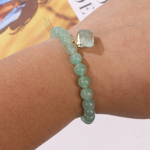 Grünes Perlenarmband für Herren mit unregelmäßigem Natursteinanhänger aus Rohedelstein