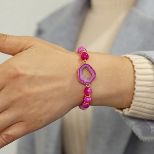 Pulsera de piedra ágata natural con una rebanada de druzy fucsia y acentos dorados