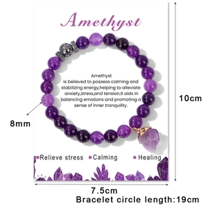 Natürliches Amethyst-Perlenarmband mit Rohkristall-Anhänger auf Heilungs-Präsentationskarte