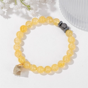 Naturperlenarmband in Gelb mit Lavastein und Rohkristallanhänger auf weißem Hintergrund