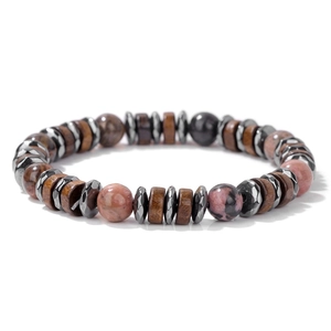 Dettaglio macro di pietre naturali, perle di legno e distanziatori in ematite nel bracciale
