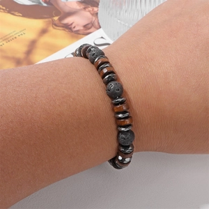 Bracciale di perline neutro con pietra vulcanica e perni in legno al polso
