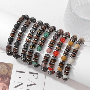 Set di braccialetti neutri con perline di ematite e legno su espositore bianco