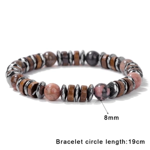Dettaglio del bracciale con perline di pietra rosa da 8mm e dischi di legno per uomo e donna