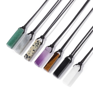 Set di sette collane con pendenti rettangolari in pietra naturale e cordini neri regolabili