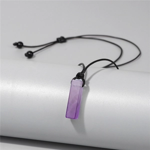 Collana con cordino nero regolabile e un ciondolo rettangolare in cristallo viola