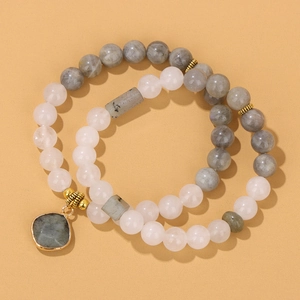 Details des zweilagigen Perlenarmbands mit Mondstein, Rosenquarz und Goldanhänger