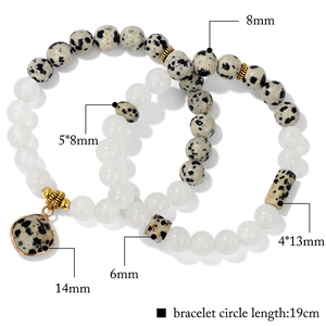 Zweilagiges Perlenarmband mit Naturstein-Anhängern und weiß-transparenten Perlen