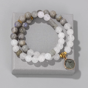 Zweilagiges graues Steinperlen-Armband-Set mit quadratischem Anhänger und Goldakzenten