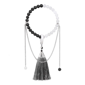 Détail du bracelet Yin Yang en perles de lave avec long pompon de franges grises