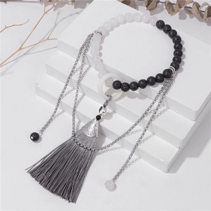 Détail du bracelet en perles de pierre Yin Yang avec élégants glands en métal argent