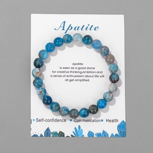 Makro-Detail des 8mm blauen Apatit Perlenarmbands auf einer weißen Präsentationskarte