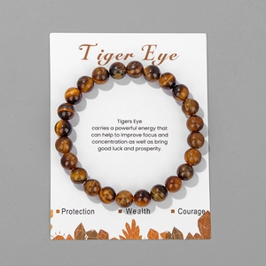 Detailansicht eines 8mm Tigerauge Steinarmbands auf einer englischen Schmuckkarte