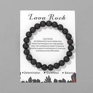 Makroaufnahme eines 8mm Lavastein-Armbands auf weißer Marken-Displaykarte für Damen