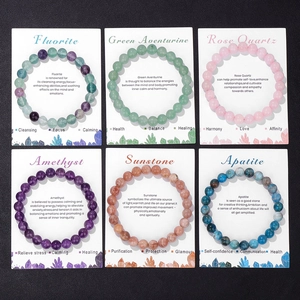 Detailansicht von 8mm Natursteinarmbändern mit informativen Heilkristallkarten für Kunden